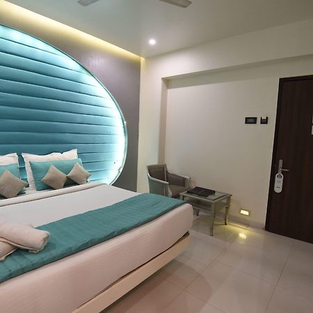 Vits Sharanam, Thane Luaran gambar