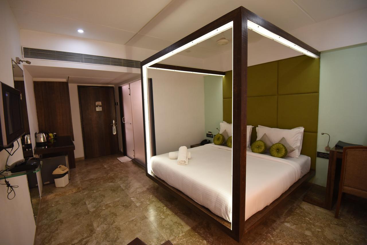 Vits Sharanam, Thane Luaran gambar