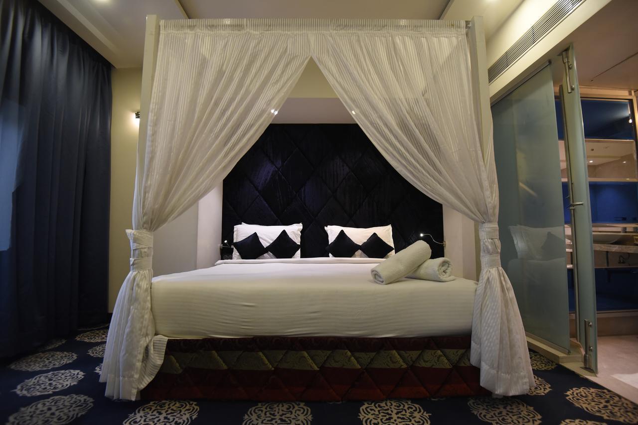 Vits Sharanam, Thane Luaran gambar