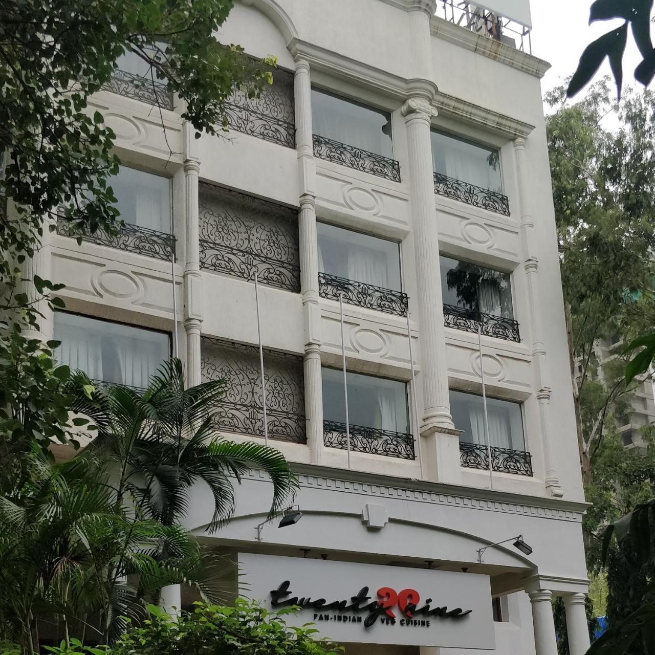 Vits Sharanam, Thane Luaran gambar