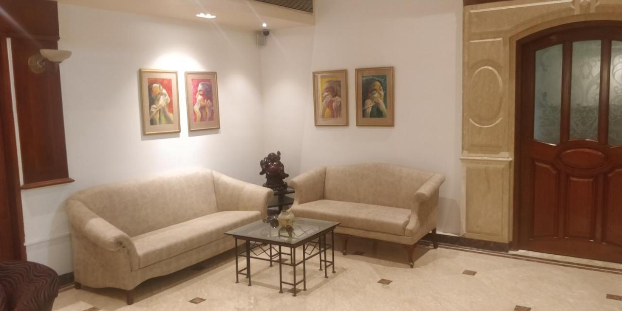 Vits Sharanam, Thane Luaran gambar
