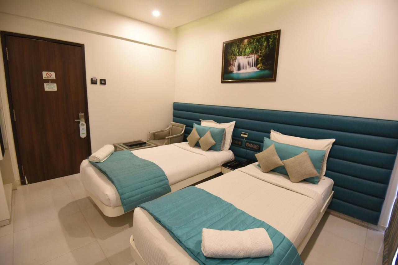 Vits Sharanam, Thane Luaran gambar