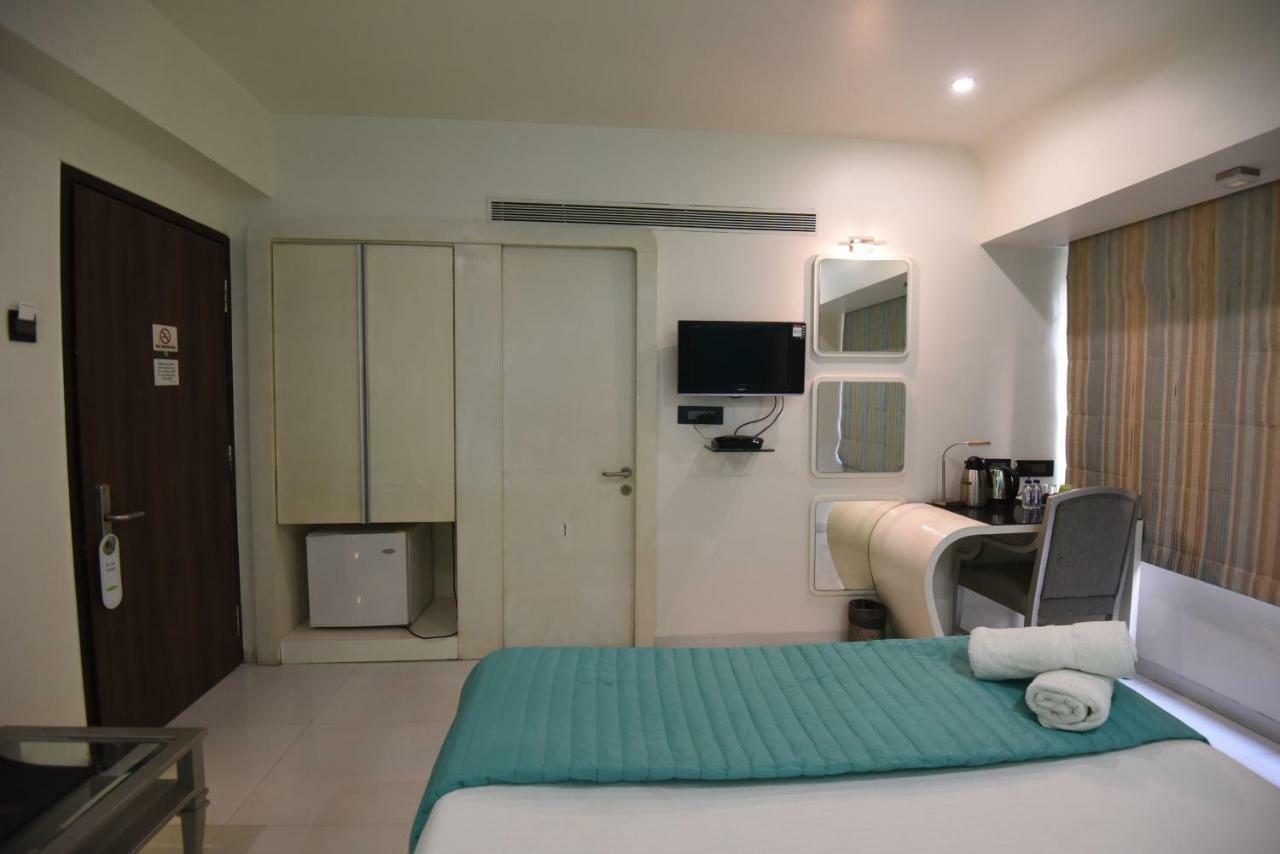 Vits Sharanam, Thane Luaran gambar