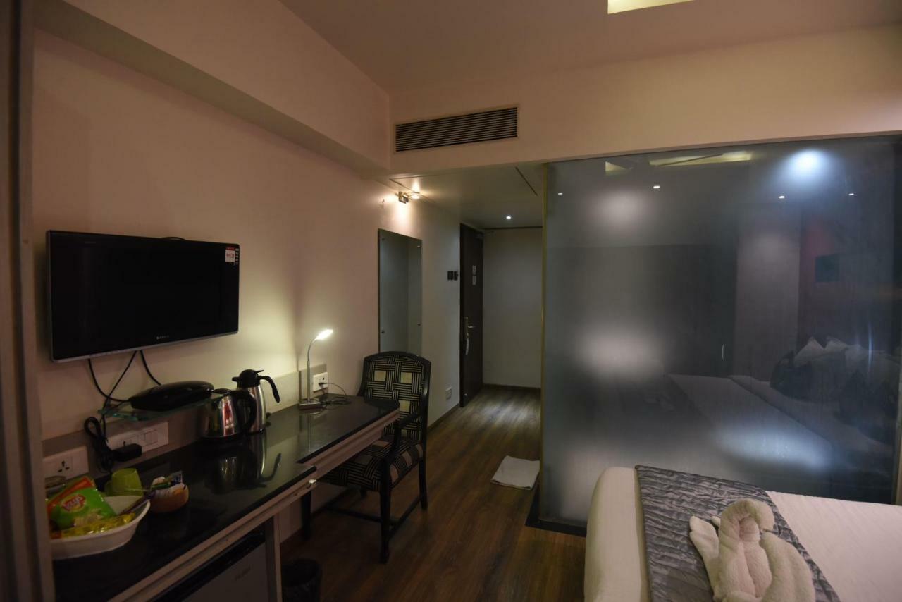 Vits Sharanam, Thane Luaran gambar